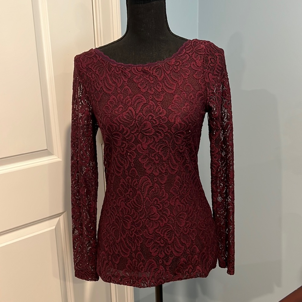 White House Black Market lace top. Size XS. Scoop neck, V back. Never worn.
